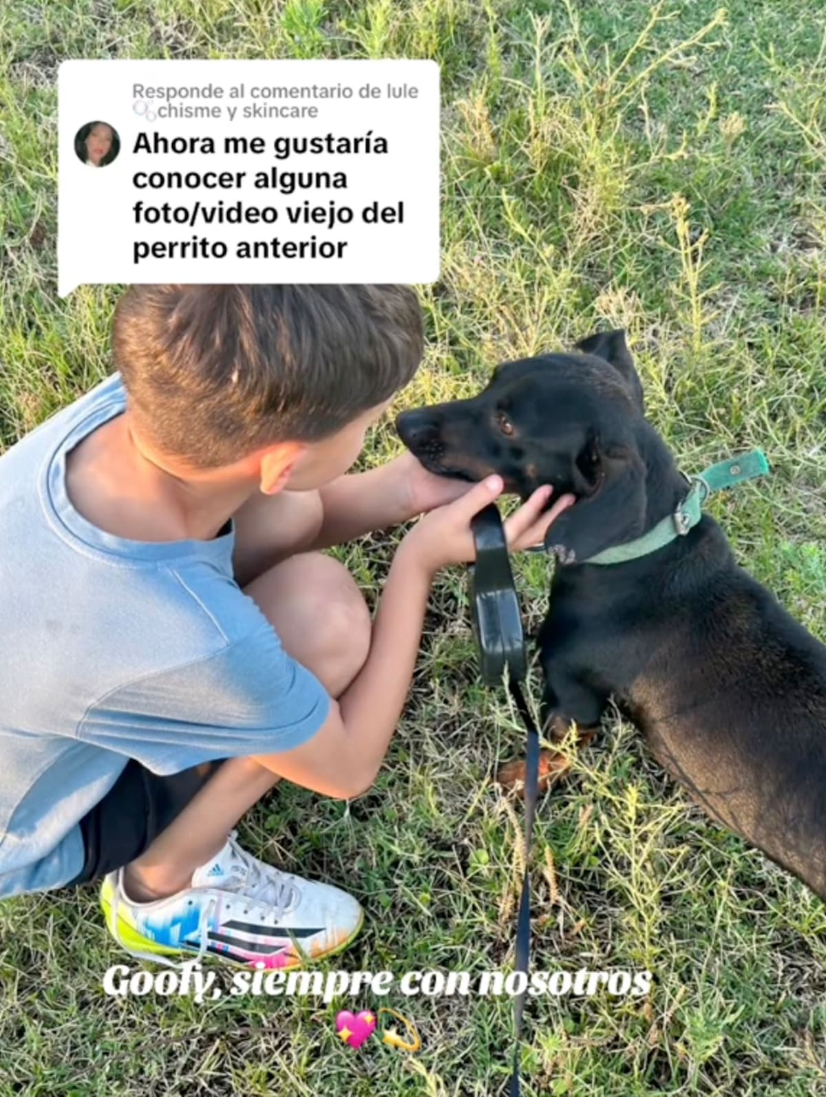 Hijo de Cinthia con su perro Goofy.