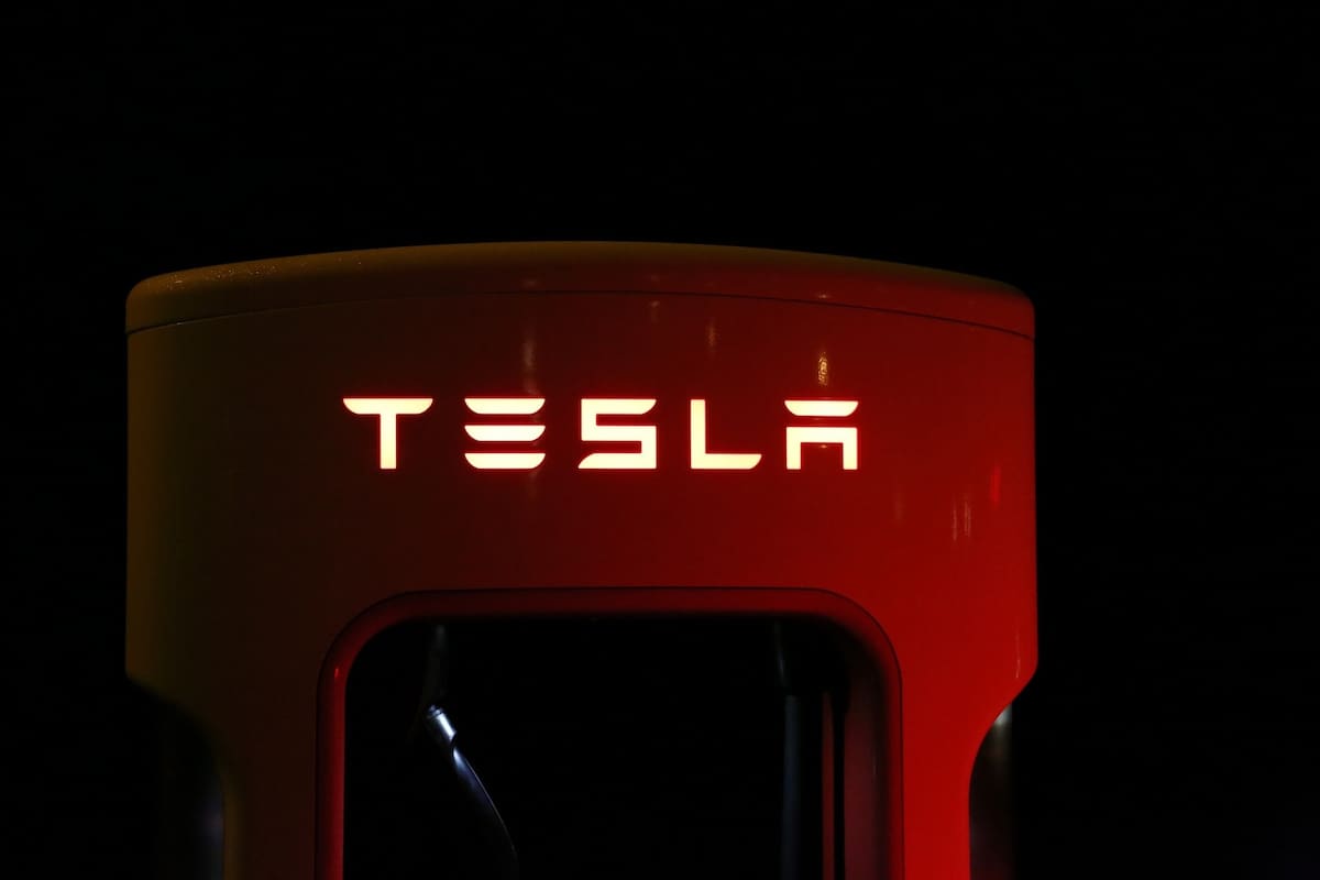Tesla trabaja en autos eléctricos que costarán la mitad