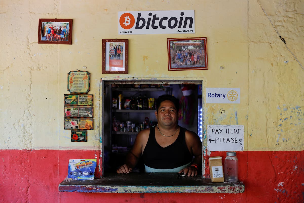 FOTO DE ARCHIVO. Roberto Carlos Silva, dueño de la tienda La Zontena, posa en su negocio donde acepta bitcoines en la playa El Zonte en Chiltiupan, El Salvador. 8 de junio de 2021. REUTERS/José Cabezas