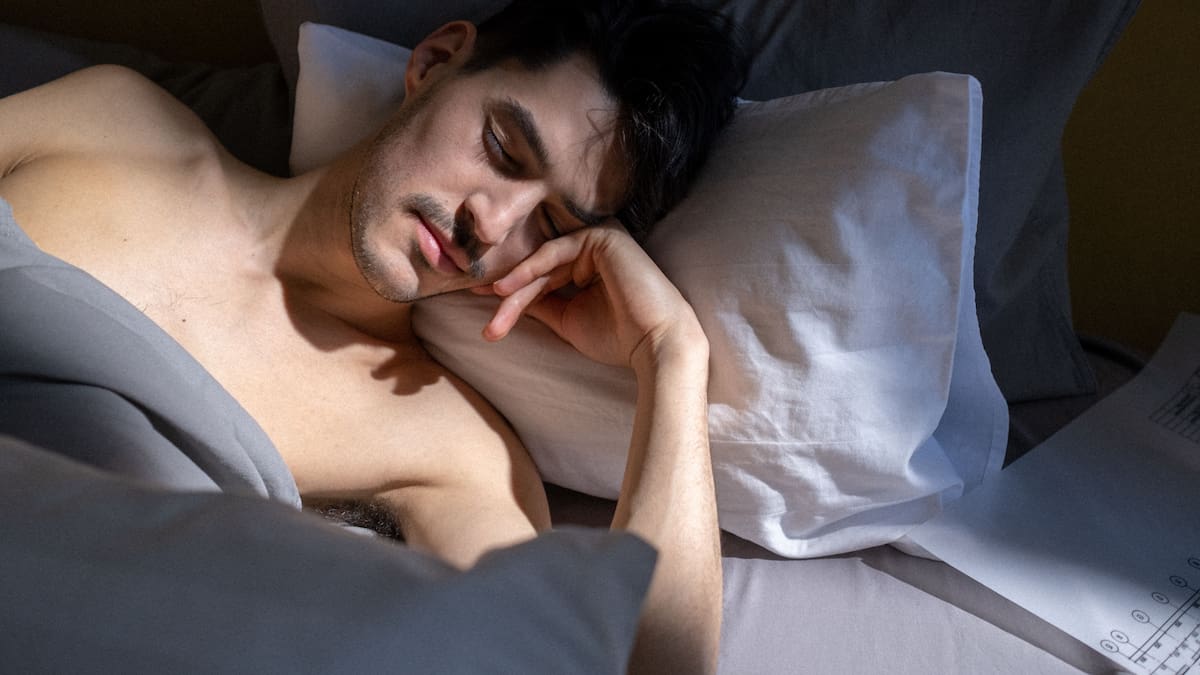 La psicología explica que dormir siempre del lado derecho no sería solo una cuestión de comodidad y que este hábito nocturno puede estar relacionado con nuestra forma de buscar tranquilidad