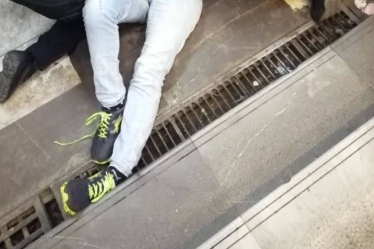 Cae mujer de cabeza en escaleras de metro en CDMX