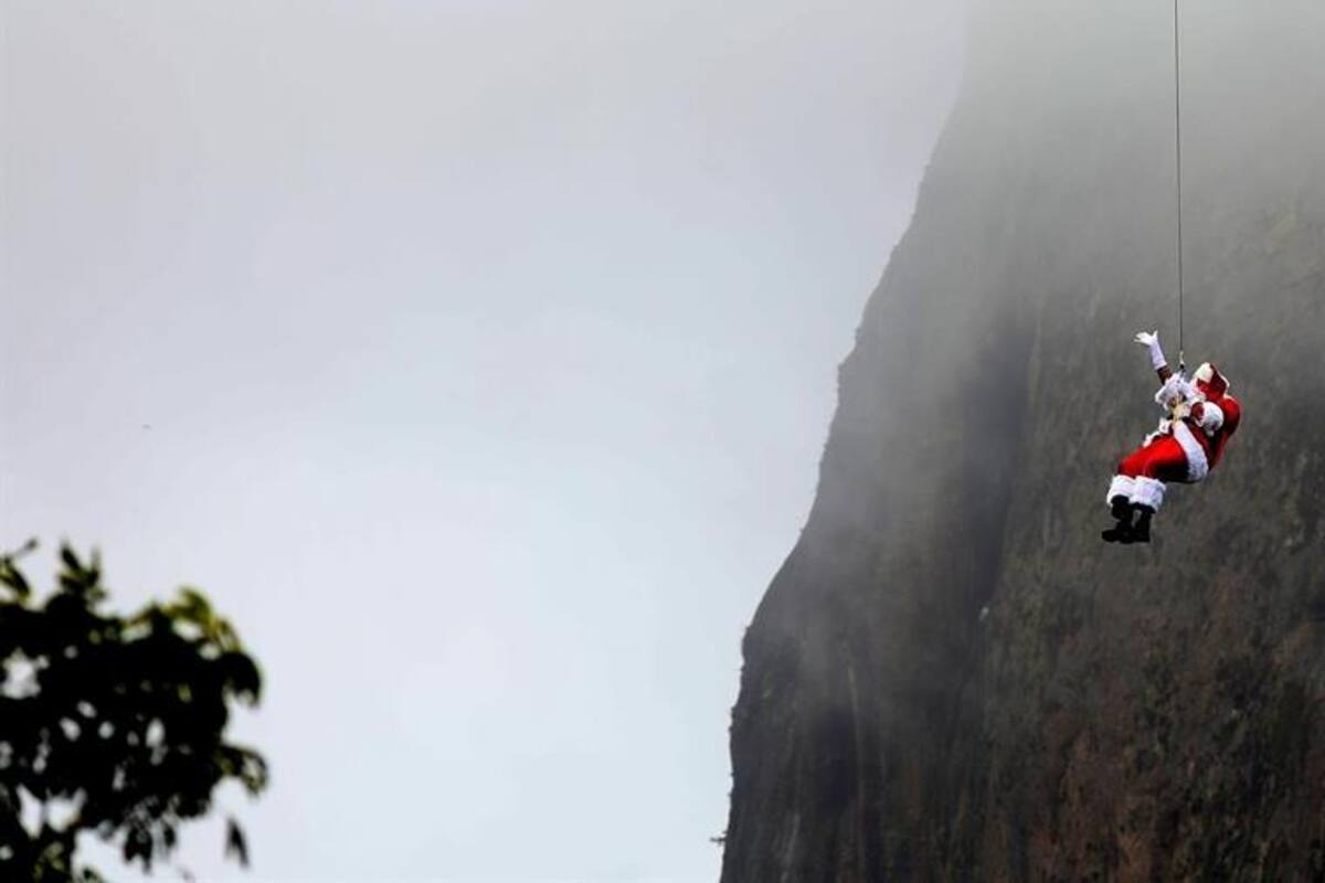Santa Claus practica para Navidad: Se lanza de rapel por el cerro de Pan de Azúcar, en Río de Janeiro