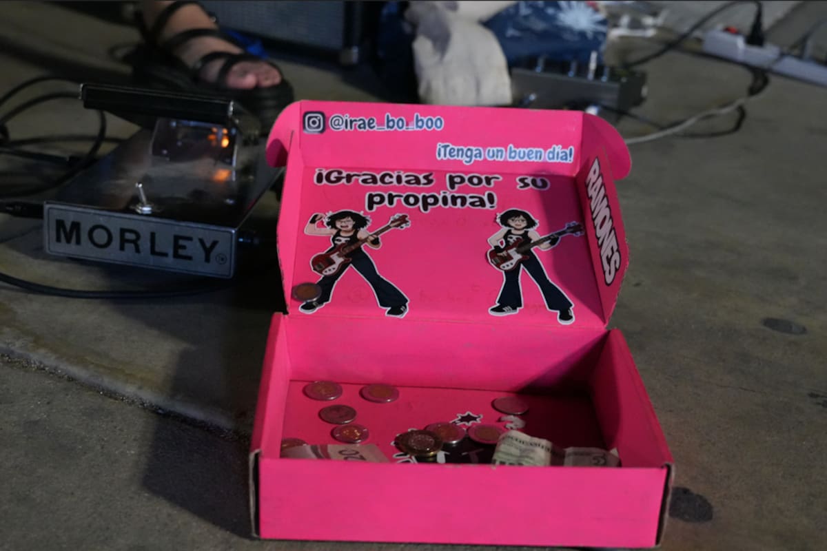 Melany, joven bajista de Tijuana, conquista la Avenida Revolución con su talento e inspira con su pasión por la música. Foto: Carlos Cruz