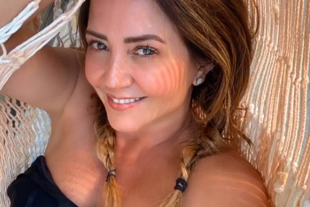 Andrea Legarreta presume figura en pequeño traje de baño