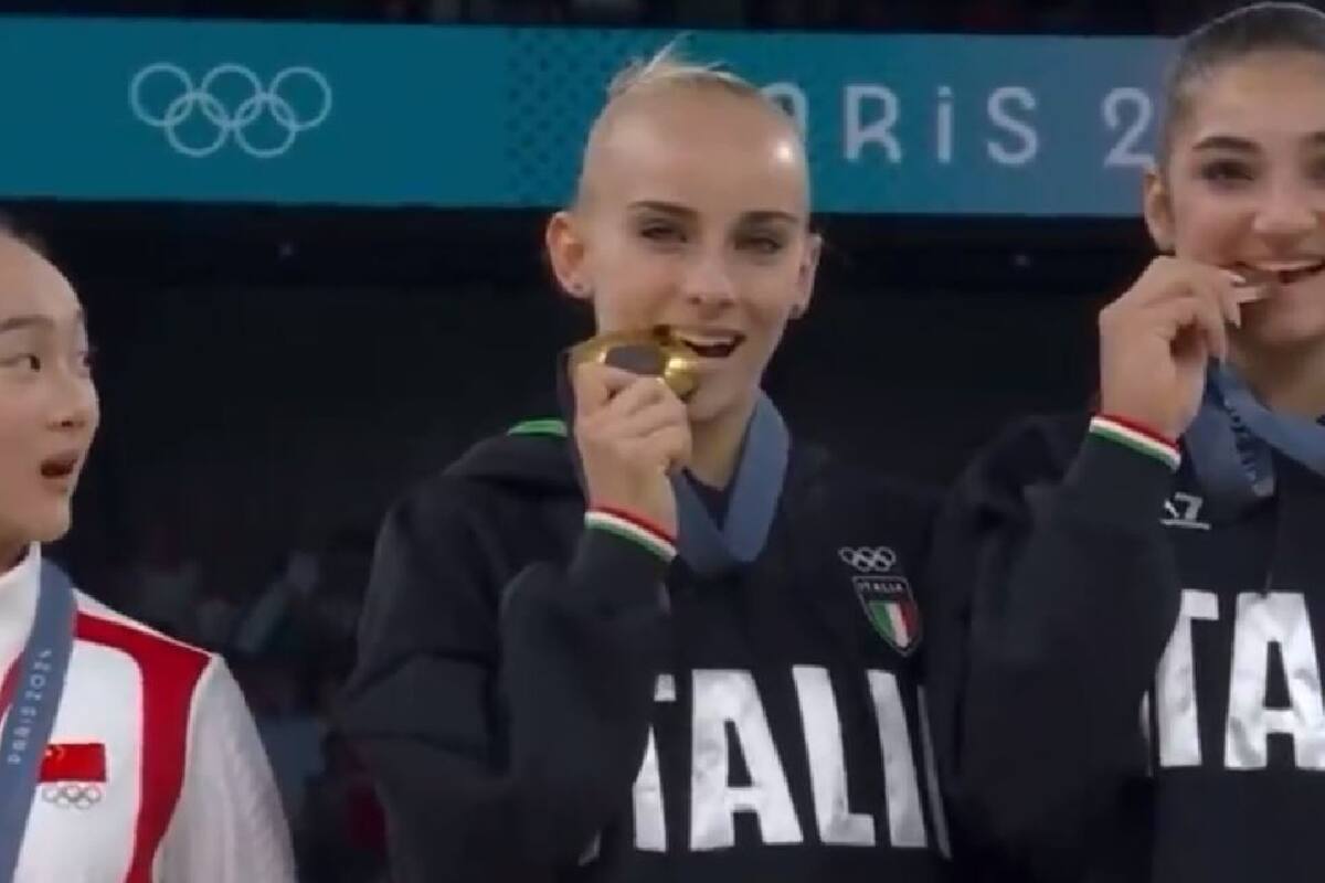 Atleta china se sorprende al observar la costumbre de morder las medallas olímpicas