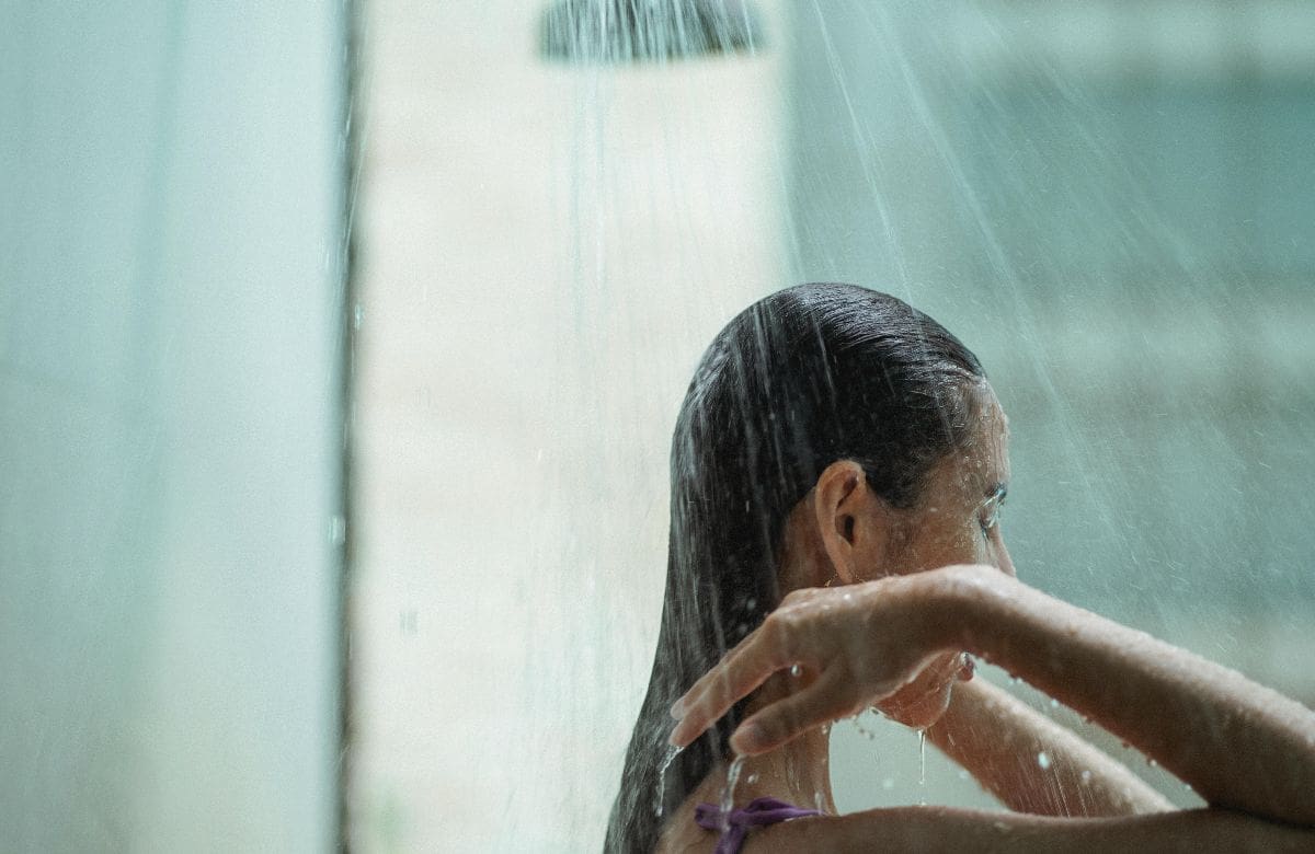 ¿Cuál es el orden correcto para bañarse? Especialistas explican por qué conviene lavar primero el cabello | Foto: Especial (canva)