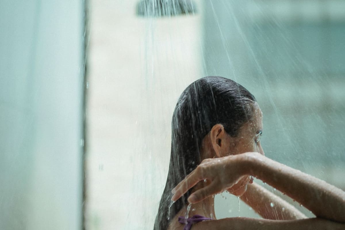 Dermatólogos revelan cuál es la primera parte del cuerpo que debes lavar al bañarte para eliminar las bacterias y reducir el riesgo de infecciones