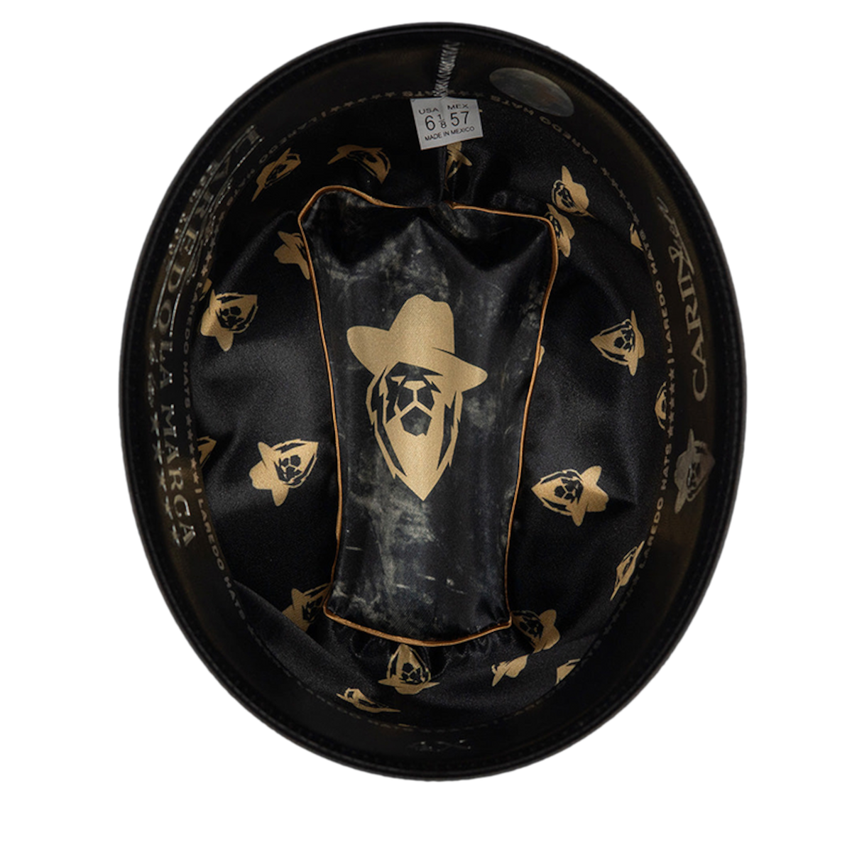 Previo al arranque del Festival Territorios de Paz en la Plaza Monumental de Playas de Tijuana, se presentó una texana 4X de lana fina con pluma metálica, diseñada para los seguidores del cantante que asistirán a su concierto el 21 de marzo. Foto: Cortesía