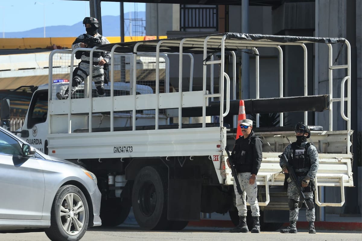 Un automóvil fue quemado cerca de la garita de San Ysidro; no se reportan personas lesionadas. Foto: Sergio Ortiz
