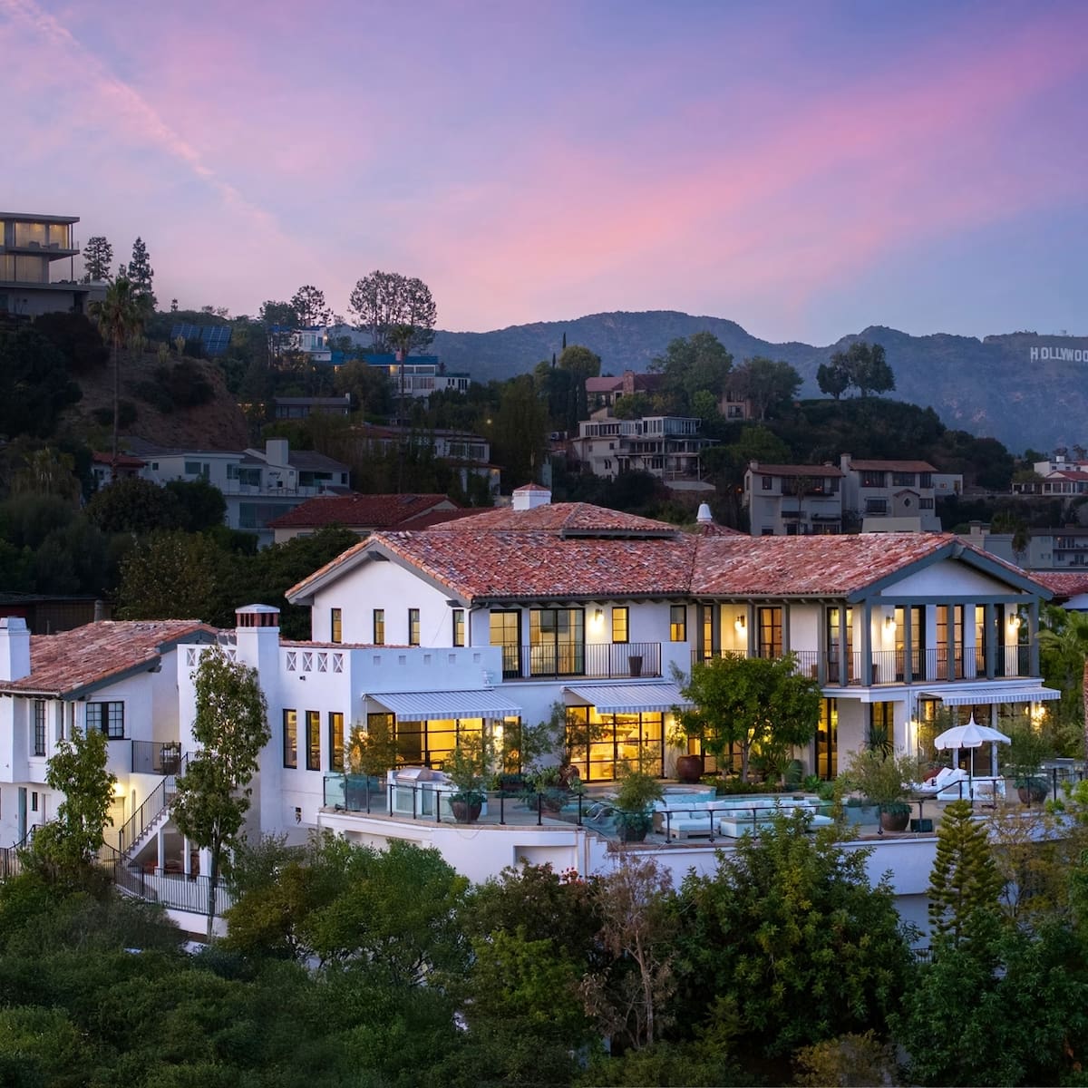 La mansión de estilo español cuenta con seis recámaras, vistas panorámicas y una amplia zona exterior con piscina y huertos.