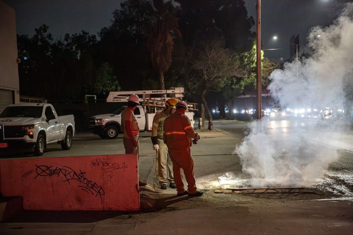 El fuego se registró en un registro subterráneo de media tensión sobre la Vía Rápida Oriente; no hubo personas detenidas. Foto: Border Zoom