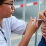¿Dónde y quiénes pueden vacunarse gratis en Baja California? Arranca la campaña invernal contra influenza, COVID-19 y neumococo
