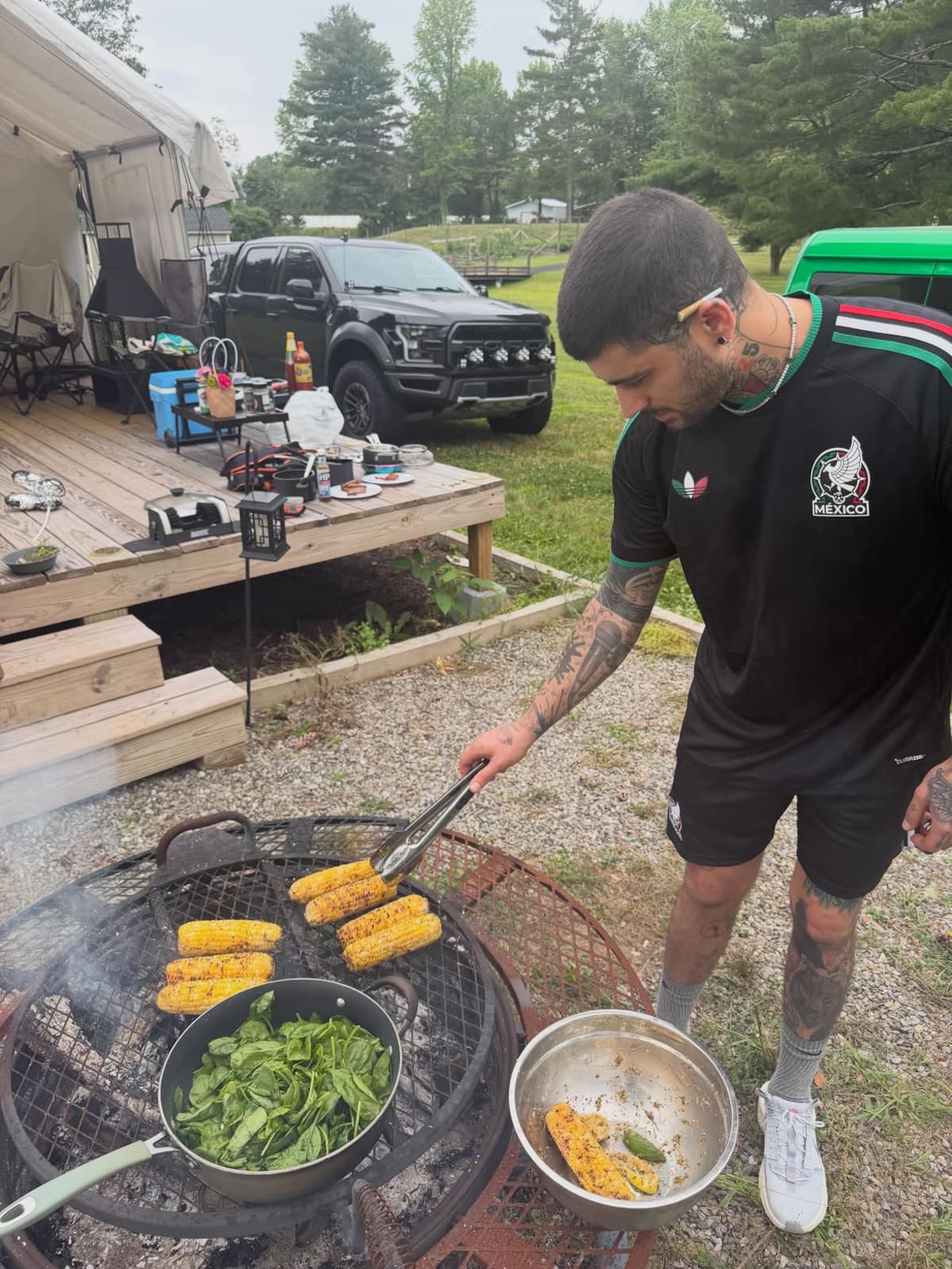 Zayn Malik conquista a México con playera del Tri y salsa Valentina