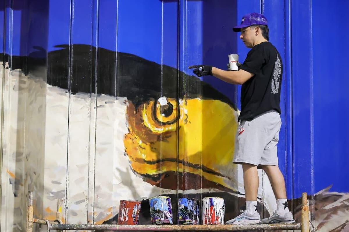 El colectivo Sangre del desierto realiza la pintura del mural del puente a desnivel de Colosio y Solidaridad, FOTO: ELEAZAR ESCOBAR