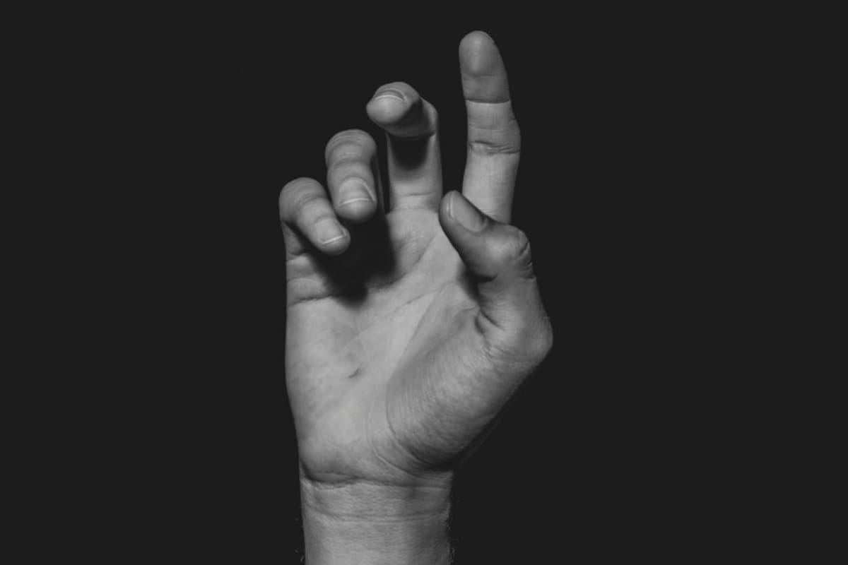 Cómo activar las ‘hormonas de la felicidad’ con solo presionar este punto de tu mano durante 30 segundos