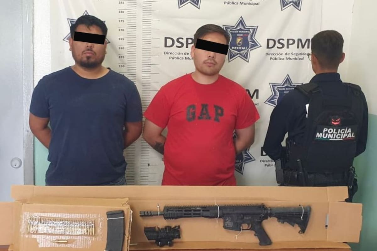 Reportan balazos en el fraccionamiento Zafiro y policías encuentran rifle con mira telescópica en un auto