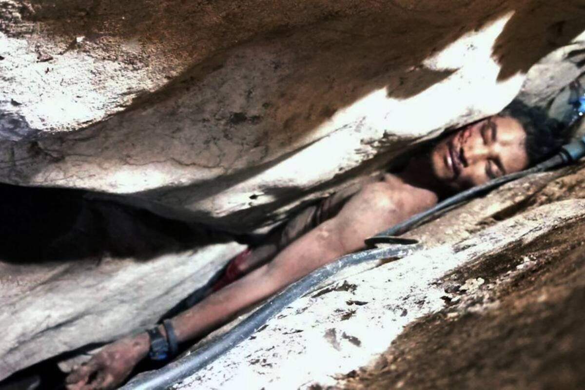 Rescatan a hombre atrapado entre rocas por cuatro días