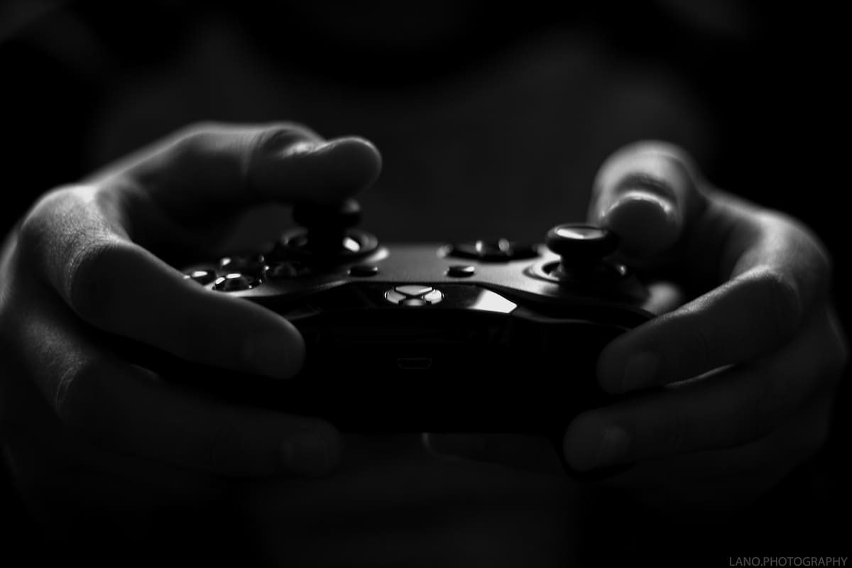 Contrató a jugadores profesionales de videojuegos de rol para hacerle la vida imposible a su hijo al jugar en línea