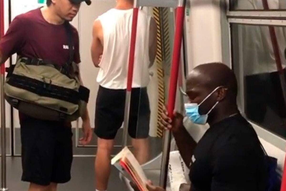 Intenta sentarse sin mascarilla a su lado, reacciona de manera inesperada