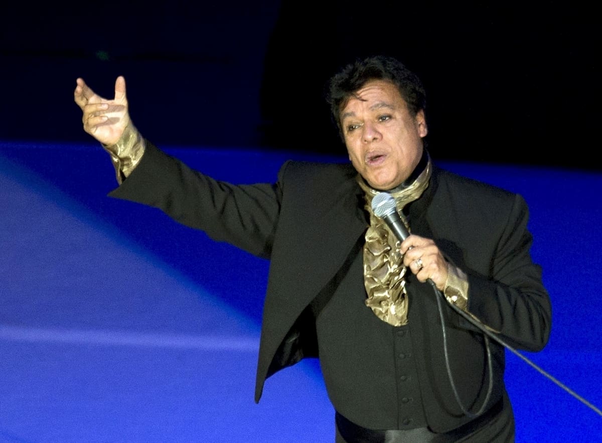ARCHIVO - El cantautor mexicano Juan Gabriel durante su presentación en el Auditorio Nacional de la Ciudad de México el 10 de abril de 2015. La grabación de Juan Gabriel de "Amor eterno" de 1990 será incorporada al Registro Nacional de Grabaciones de la Biblioteca del Congreso se anunció el lunes 16 de abril de 2024. (Foto AP/Rebecca Blackwell, archivo)