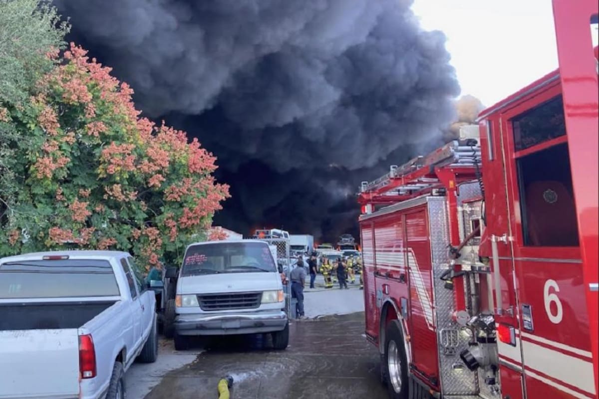 Bomberos combaten incendio en Otay Mesa