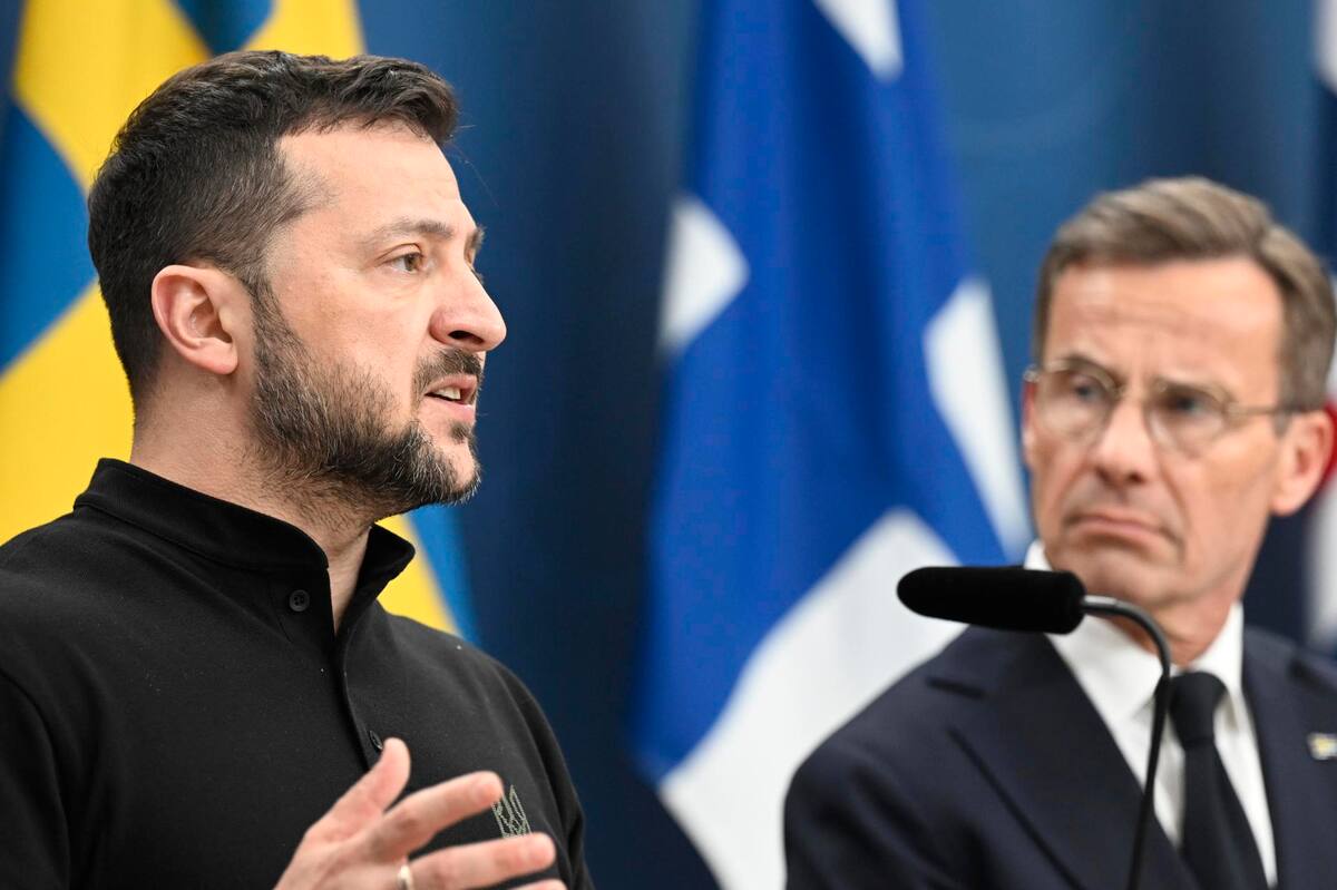 El presidente ucraniano Volodimir Zelenski (izquierda) y el primer ministro sueco Ulf Kristersson (derecha) hablan en una conferencia de prensa conjunta durante una cumbre Ucrania-Nórdicos en Estocolmo, Suecia, el 31 de mayo de 2024.