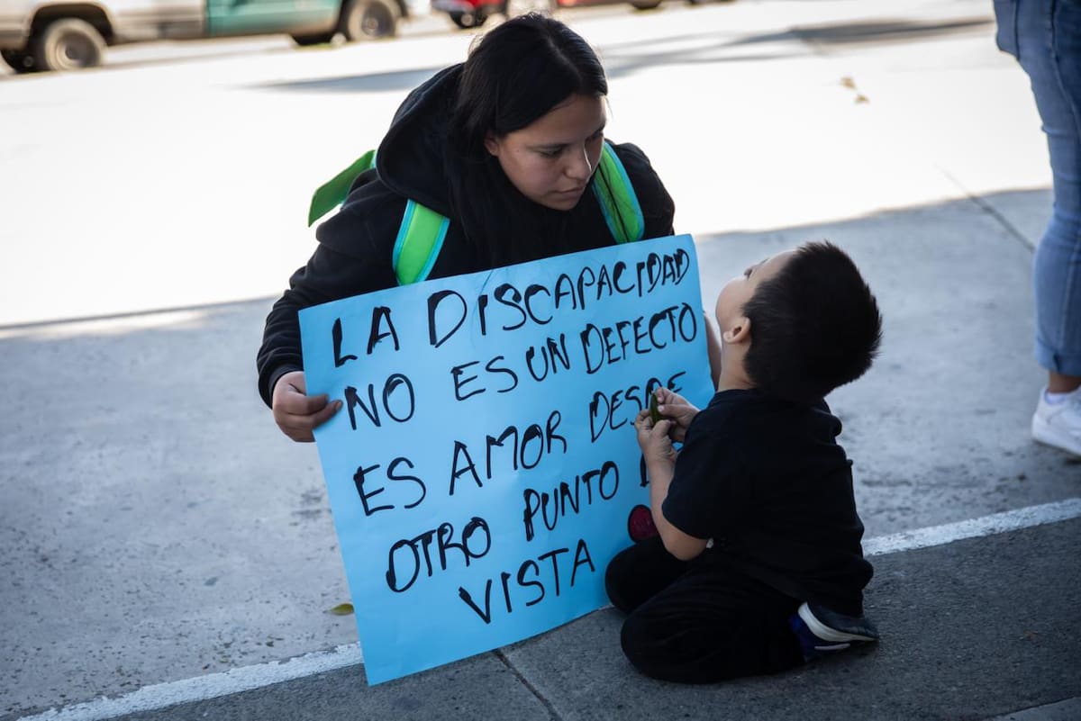 Madres de niñas y niños con autismo y personas con discapacidad interpusieron una denuncia colectiva contra la directora de CEMUJER por un mensaje considerado ofensivo difundido en redes sociales. Foto: Border Zoom