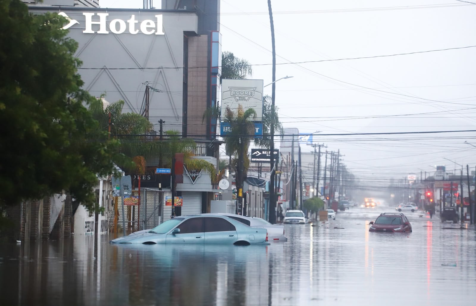 Las inundaciones por Rachel mantienen vialidades cerradas y vehículos varados en distintos puntos de Ensenada. Foto: Alejandro Zepeda