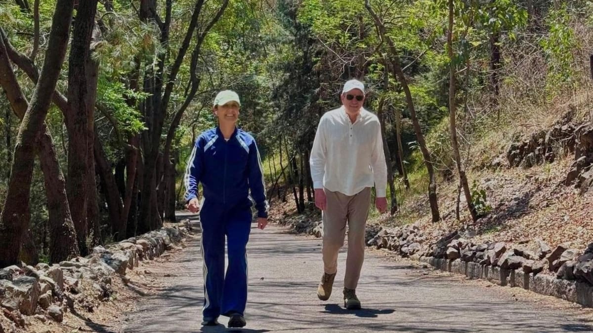 Claudia Sheinbaum Pardo compartió imagen caminando en zona arbolada junto a Jesús María Tarriba durante jornada de descanso en la Ciudad de México y difundió mensaje público dirigido a mexicanas y mexicanos a través de redes sociales oficiales