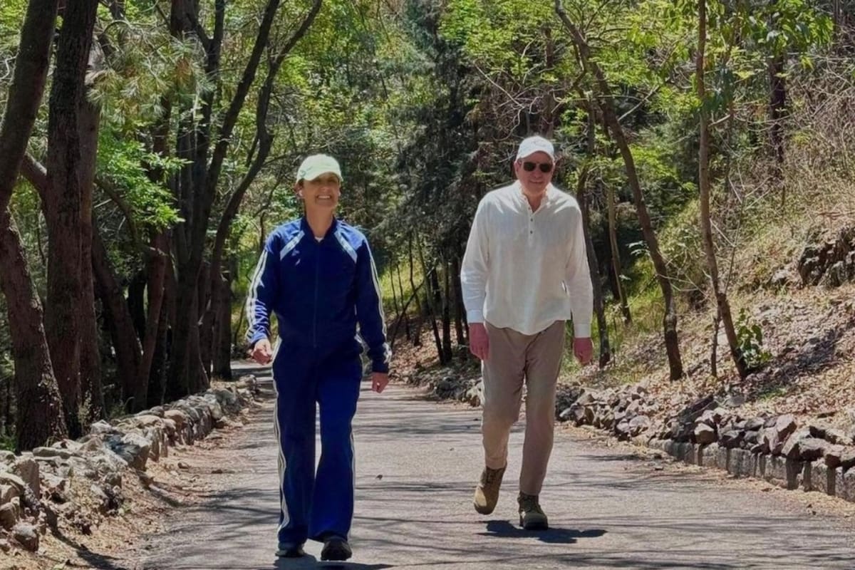 Claudia Sheinbaum Pardo compartió imagen caminando en zona arbolada junto a Jesús María Tarriba durante jornada de descanso en la Ciudad de México y difundió mensaje público dirigido a mexicanas y mexicanos a través de redes sociales oficiales