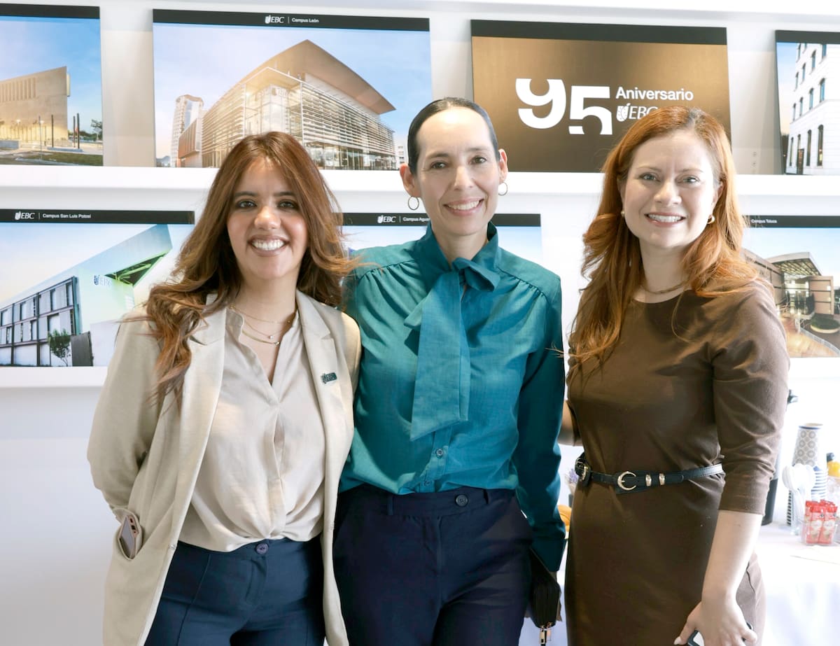 Karla Silva, Yomara Delgado y Lidia Morales estuvieron en la inauguración de la Escuela Bancaria y Comercial. FOTO: TEODORO BORBÓN