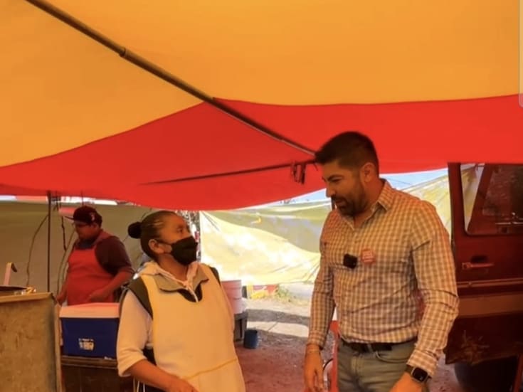 Ciudadana exhibe a senador Armando Ayala durante transmisión en vivo