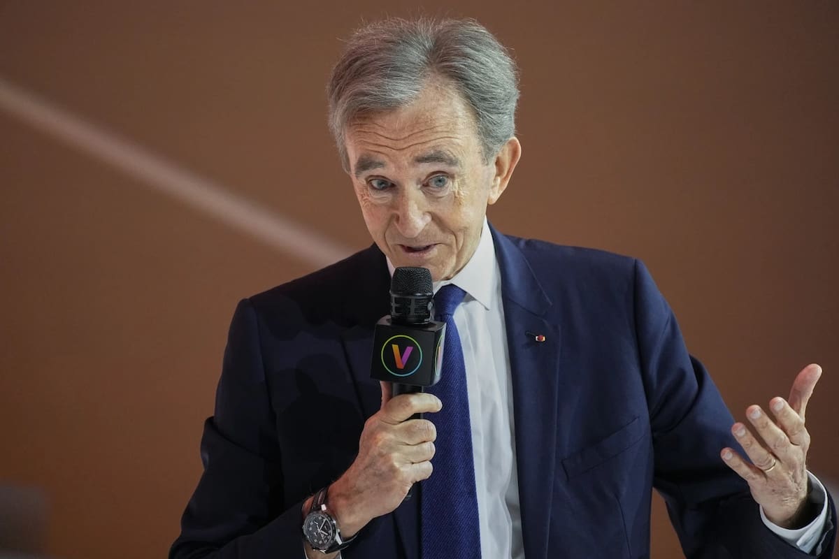Archivo. El director ejecutivo del grupo LVMH, Bernard Arnault, habla en la feria Vivatech en París, el jueves 15 de junio de 2023. | Crédito: AP/Michel Euler