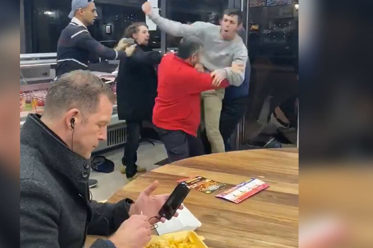 Hombre come tranquilamente en medio de una pelea y se convierte en meme