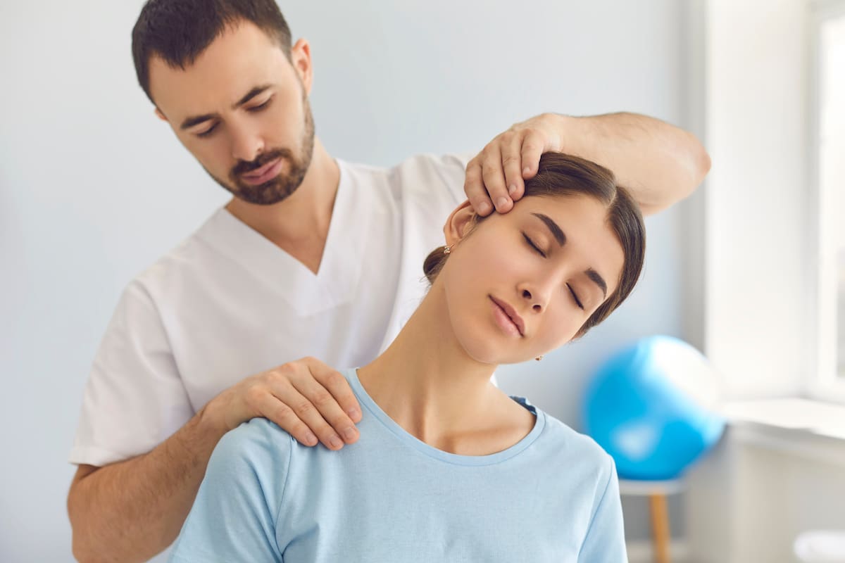 Hombre en EU advierte sobre riesgos de quiroprácticos tras lesión debilitante: sintió un fuerte “pop” en el cuello y de inmediato, supo que algo no estaba bien