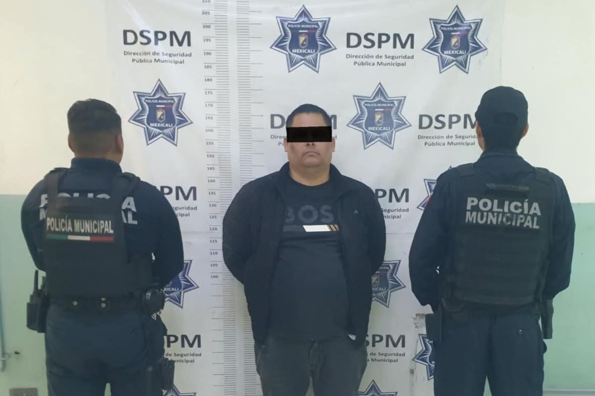 Mujer pide auxilio con señas y policías detienen a hombre armado en Mexicali