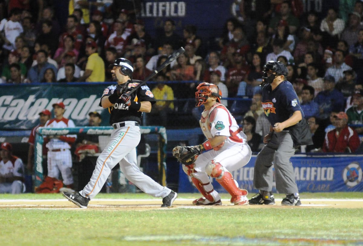 Vinicio Castilla bateó un elevado de sacrificio con Naranjeros en el séptimo juego de la final en Mazatlán el 30 de enero del 2010. (Foto: Julián Ortega)