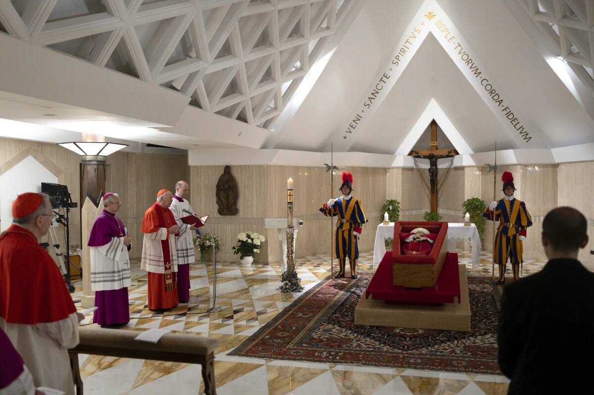 El cuerpo del papa Francisco reposa en un ataúd abierto dentro de la capilla de la residencia de Santa Marta, el lugar donde vivió durante todo su pontificado. Foto: Vaticano vía AP