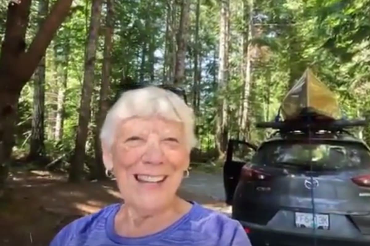 Una youtuber de 76 años recorre Canadá en caravana y enseña cómo acampar al aire libre