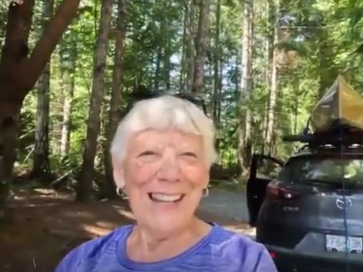 Una youtuber de 76 años recorre Canadá en caravana y enseña cómo acampar al aire libre