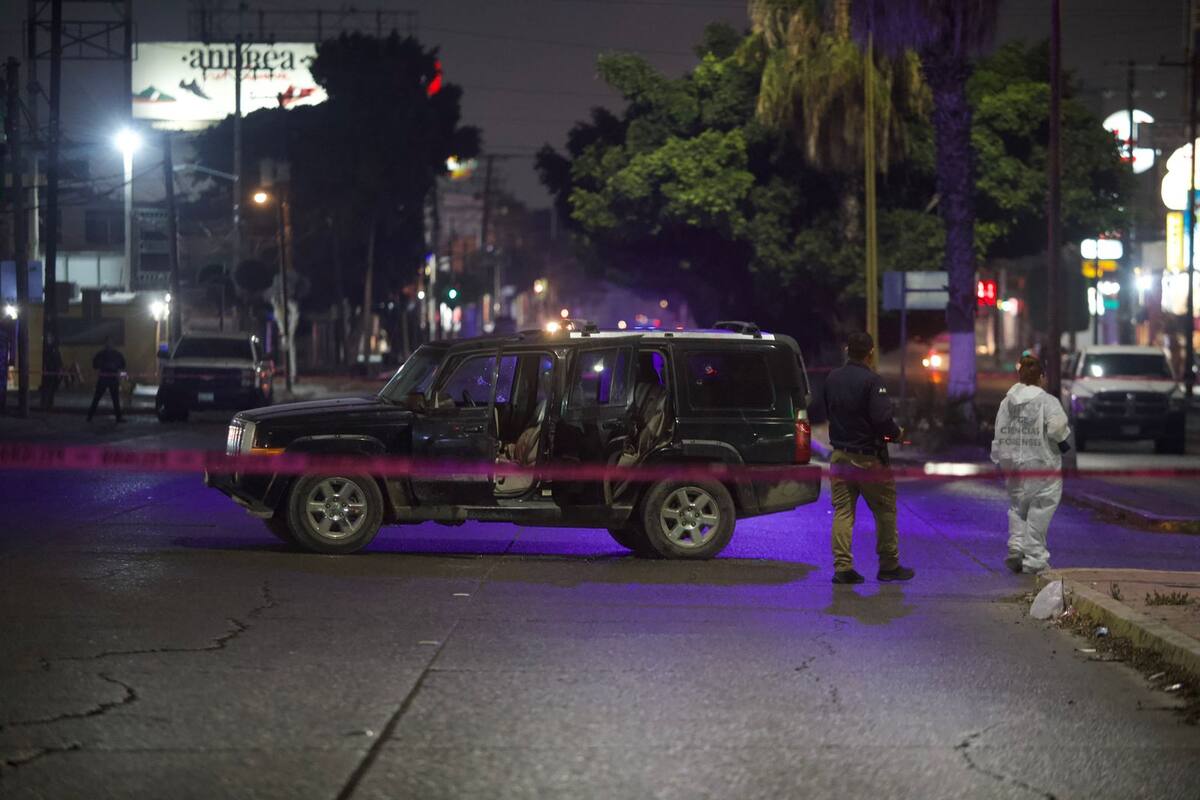 En la camioneta fueron encontrados un hombre sin vida y dos más lesionados.