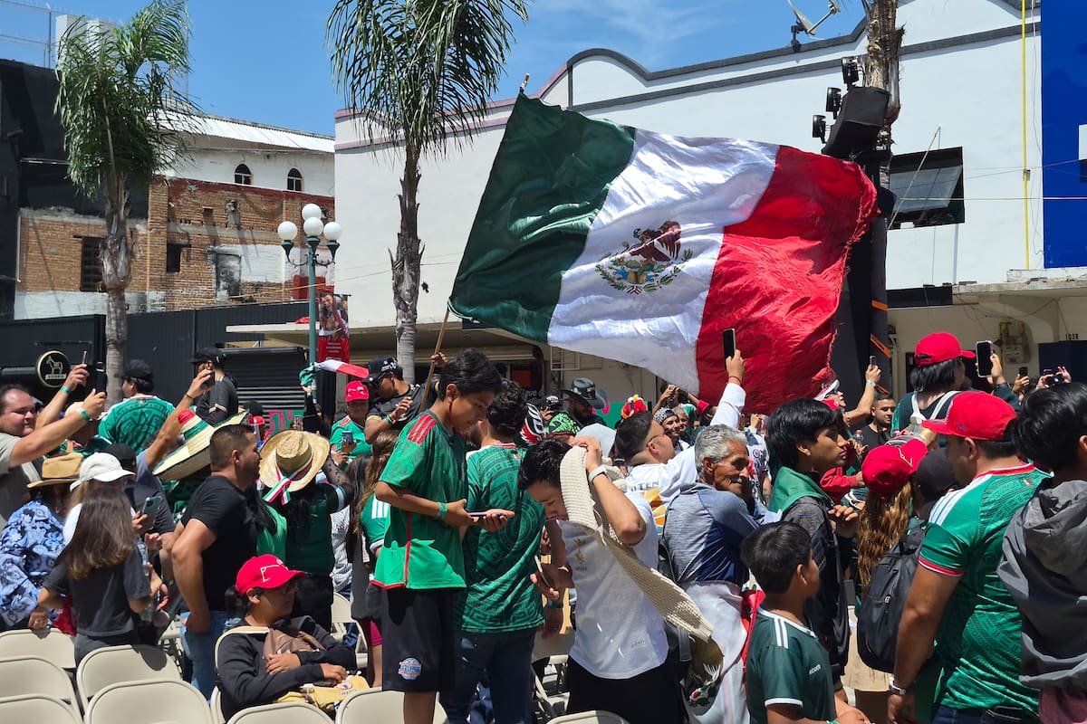 Afición celebra triunfo de México en la Avenida Revolución en Tijuana
