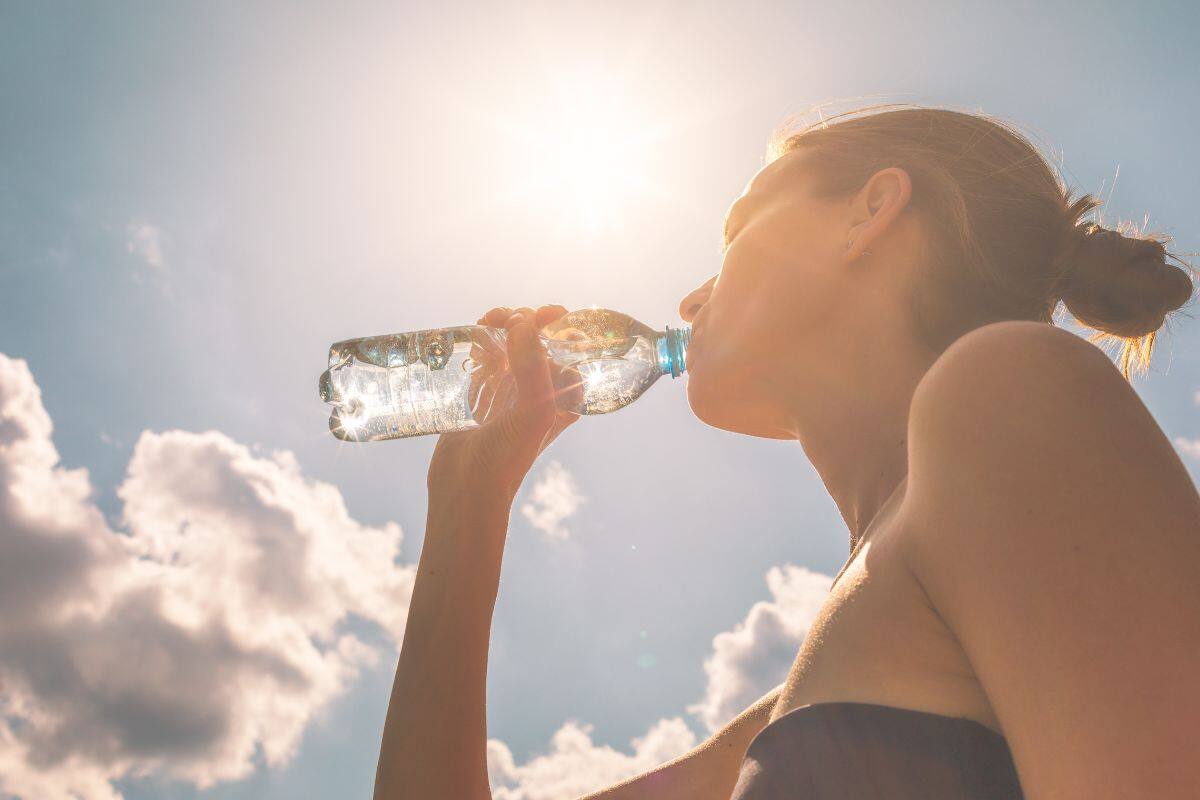 Recomiendan evitar bebidas alcohólicas cuando hace calor