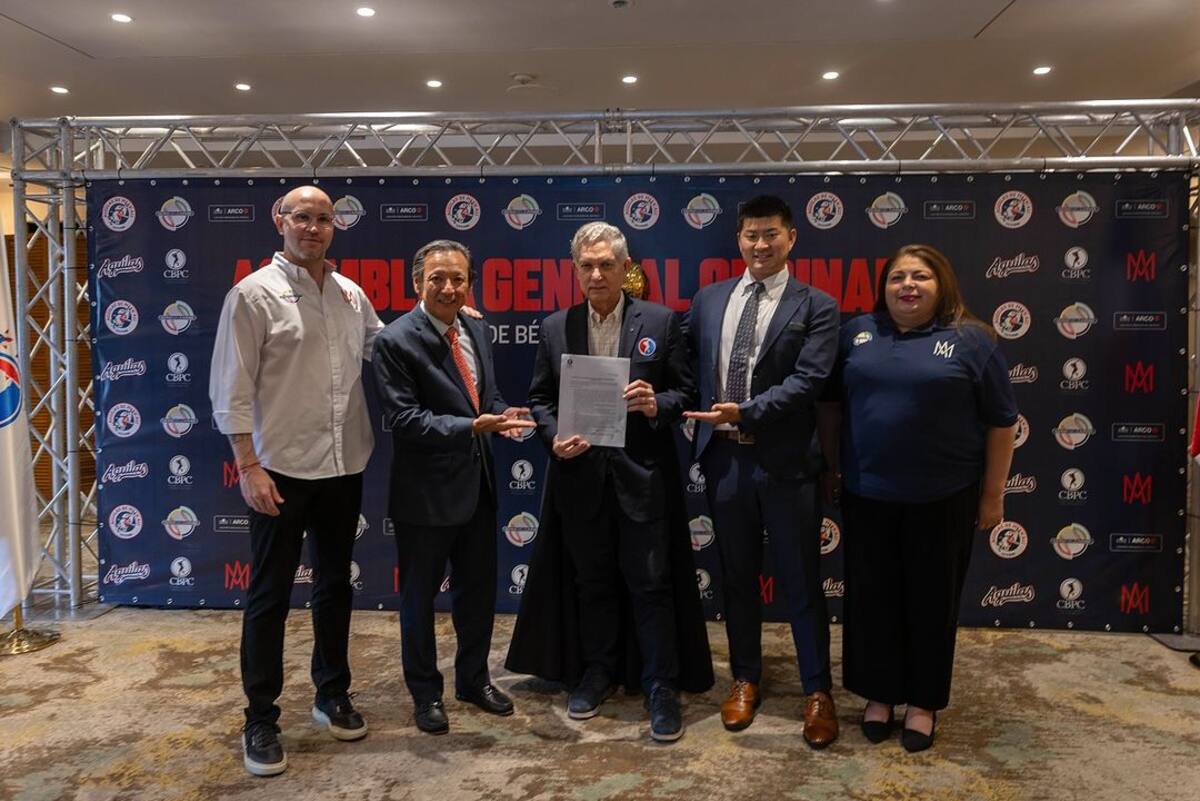 Juan Francisco Puello Herrera, Comisionado de Béisbol Profesional del Caribe; Erwin Miyasaka, CFO de Japan Breeze; y Toma Irokawa, manager general del mismo. (Foto: LMP)