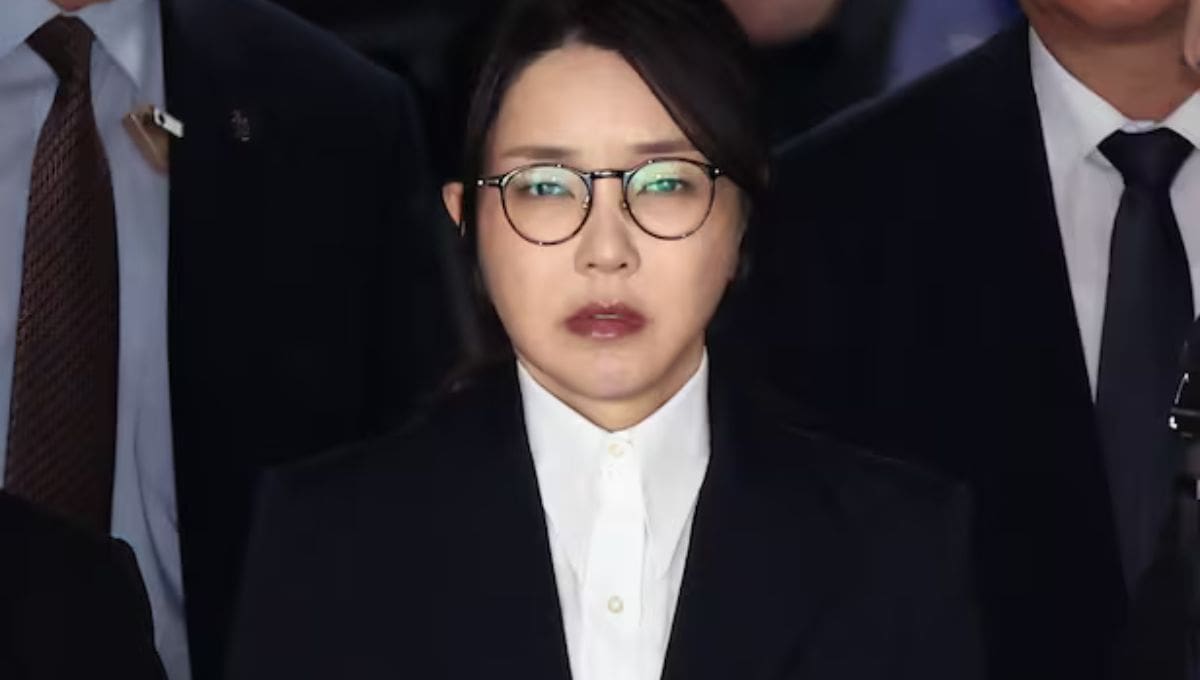 La esposa del expresidente Yoon Seok-yeol, Kim Kun-hee, sale del Tribunal del Distrito Central de Seúl en Seocho-gu, Seúl. | Chonsun