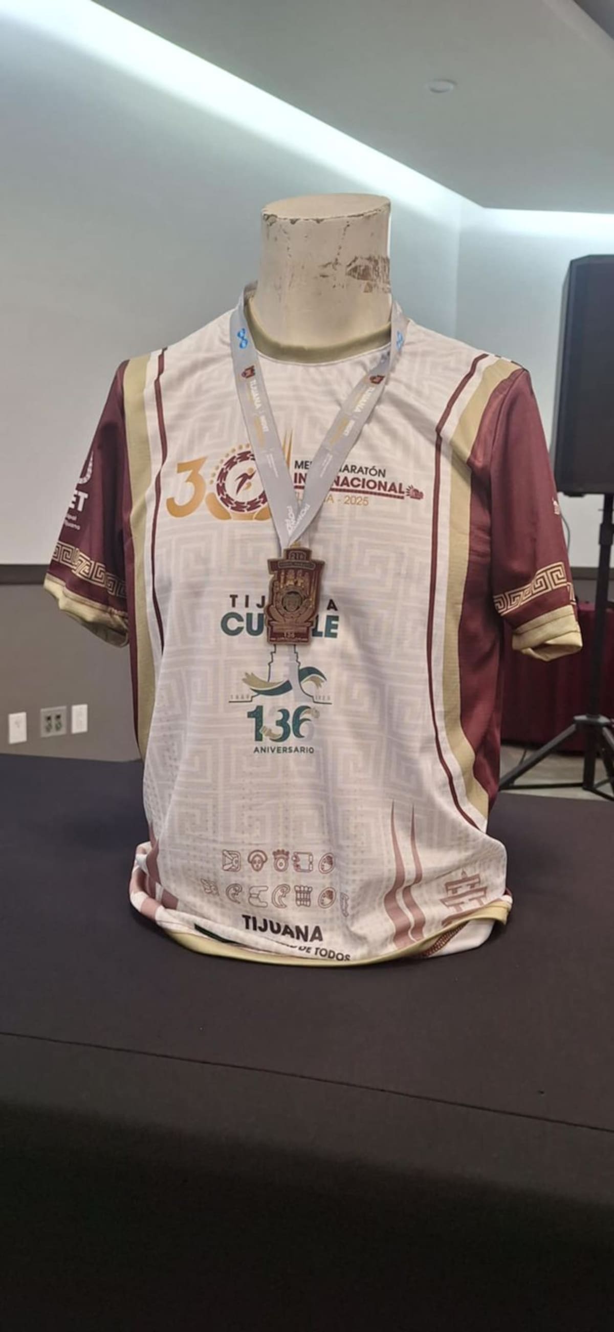 La camiseta y medalla destacan aspectos de la ciudad, como la Torre Agua Caliente. Se repartirán 6 mil para quienes crucen la meta el domingo 27 de julio. Foto: Heriberto Muñoz