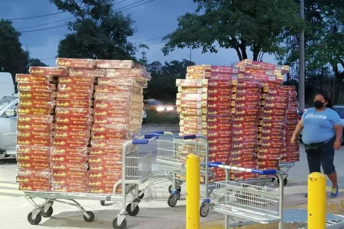 Mujer compra 300 roscas de supermercado para revenderlas; la apodan #LadyRosca