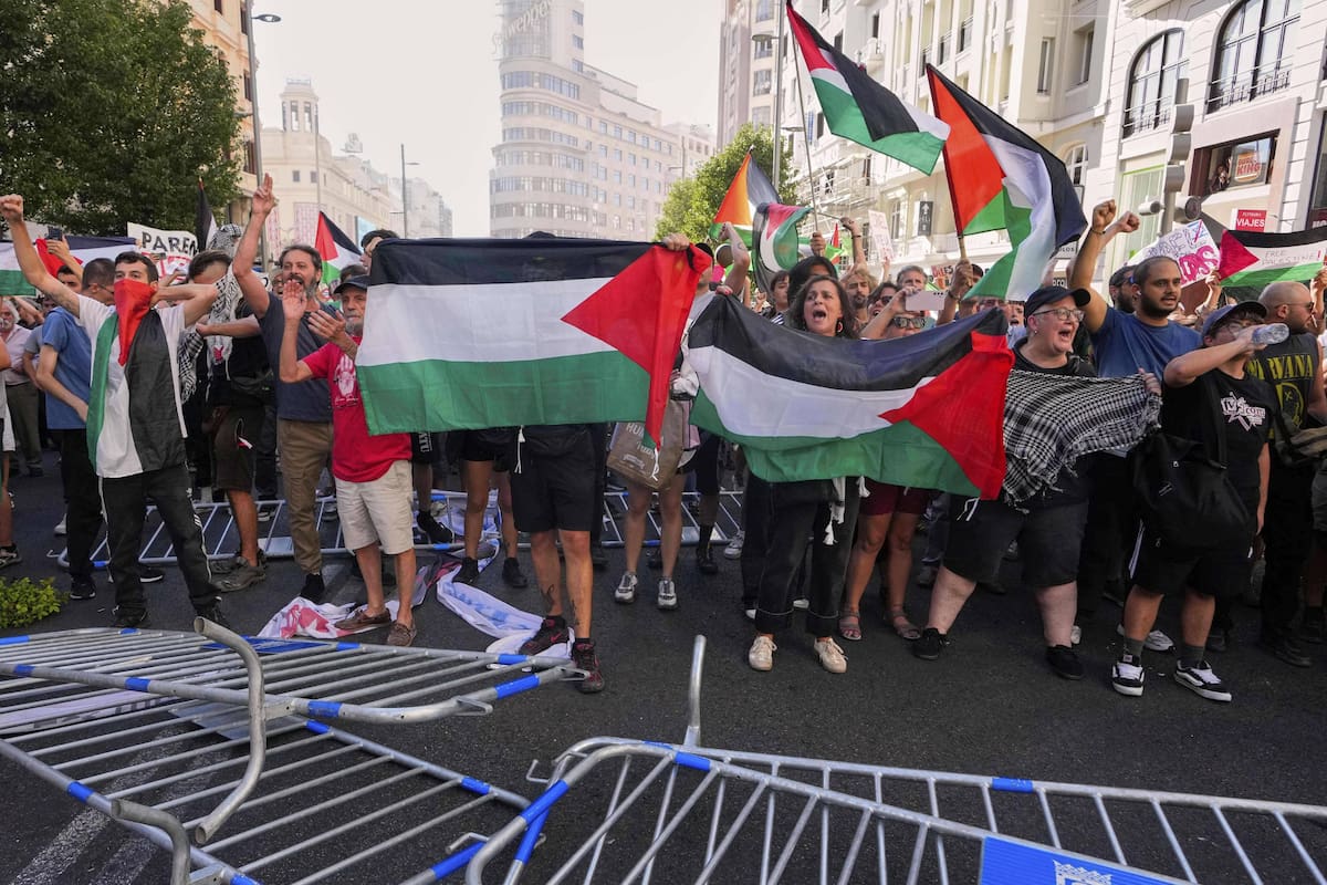 La UCI arremete contra gobierno español por poner en peligro la vida de los ciclistas y dejar inconclusa La Vuelta a España con protestas pro Palestina