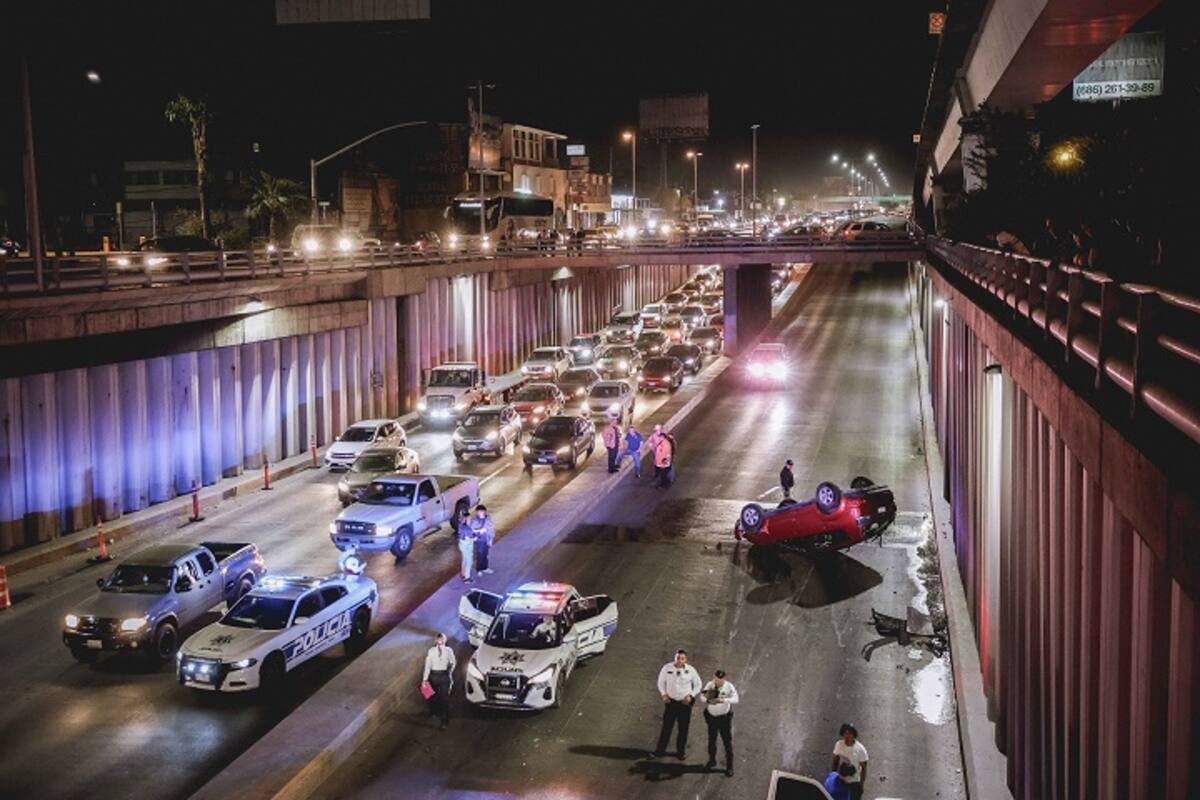 Adulto mayor cae con su auto en el Distribuidor Vial