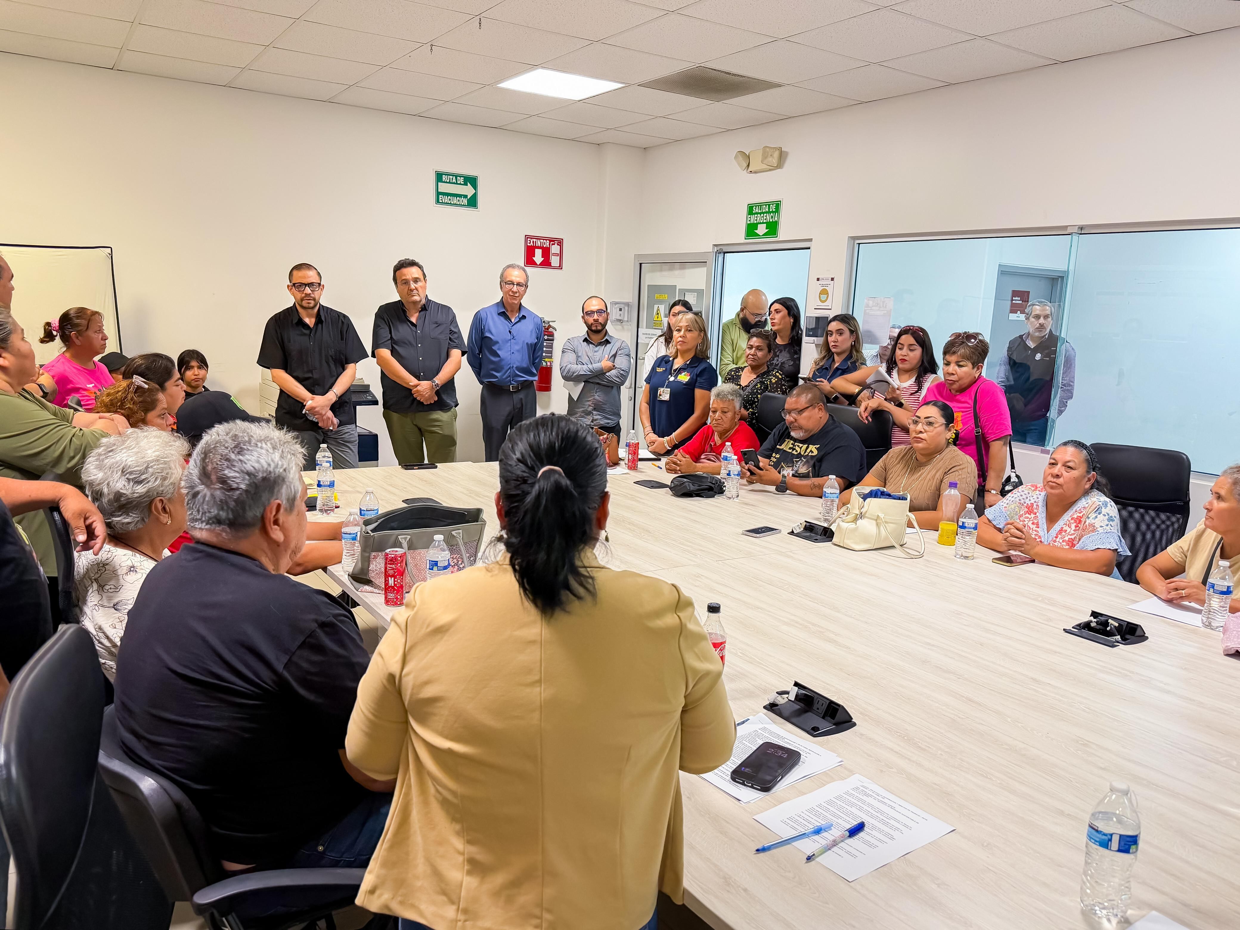 Vecinos de Santa Fe se reunieron con autoridades del IMOS para plantear las dificultades de transporte que enfrentan estudiantes y docentes de la zona. Fotos: Cortesía